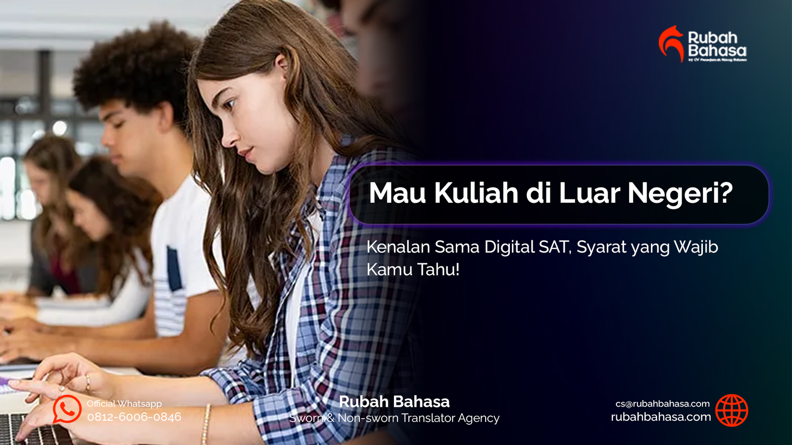 Mahasiswa sedang mengerjakan Digital SAT menggunakan laptop di ruang belajar, menggambarkan persiapan tes standar internasional yang menjadi salah satu syarat masuk universitas luar negeri.